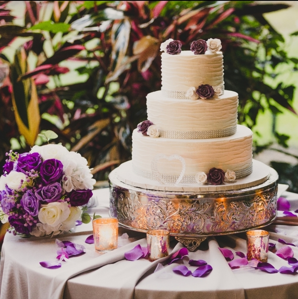 18" Round Metal Cake Stand - Silver Embossed